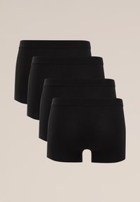 Slip boyshorts neri in cotone, con una cintura liscia e un dettaglio a taglio nella parte posteriore. Quattro paia esposti in un'armoniosa disposizione impilata.