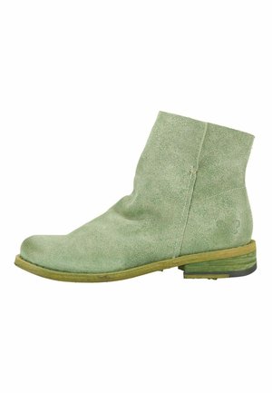 Lichtgroene suède enkellaars met ronde neus, lage gestapelde houten hak en zijstiksel detail.