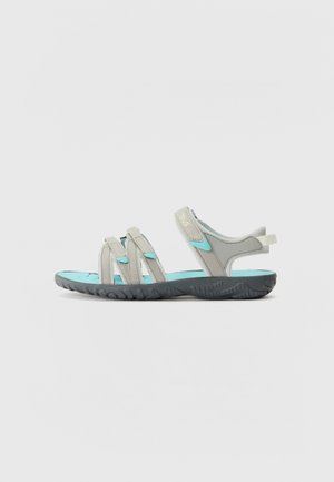 Grå og aqua sport sandal med flere stropper, teksturert gummisåle og åpen bakdesign for pusteevne og komfort.