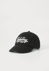 Casquette de baseball en coton noir avec une visière courbée, présentant un logo brodé blanc "Tommy Jeans" et un détail "est. 1985" à l'avant.