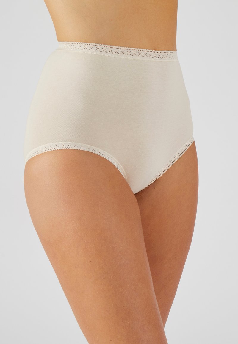Slip in cotone beige a vita alta con delicata rifinitura di pizzo lungo la vita e le aperture delle gambe, caratterizzati da una superficie liscia e morbida.