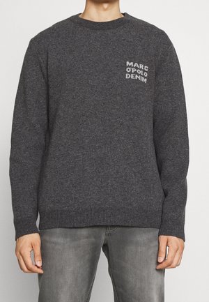 Koolgrijze gebreide trui met een ronde hals, geribde mouwen en zoom. Heeft kleine witte logo-tekst geborduurd op de borst.