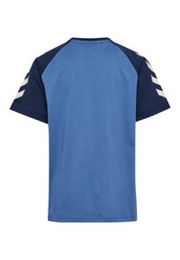 Blå kortärmad T-shirt med enfärgad kropp, mörkblå raglanärmar och vita diagonala ränder på vänster arm.