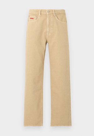 Pantalon beige à jambe droite avec bouton et fermeture éclair à l'avant, passants de ceinture, et un petit logo rouge sur la poche avant droite.