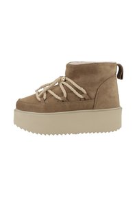 Botas de tobillo de ante marrón con una suela gruesa de plataforma beige, que cuentan con cordones de cuerda y un cuello corto y redondeado. Presencia de detalles en dorado.
