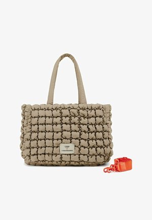 Borsa a spalla trapuntata beige con superficie testurizzata, due manici e una tracolla arancione rimovibile con clip. Presenta una patch con logo sulla parte anteriore.