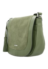 Grüne Leder- und Wildlederschultertasche mit Klappenverschluss, Quasten-Detail, silberner Hardware und geschwungener Form. Texturierte Oberfläche mit sichtbaren Nähten.