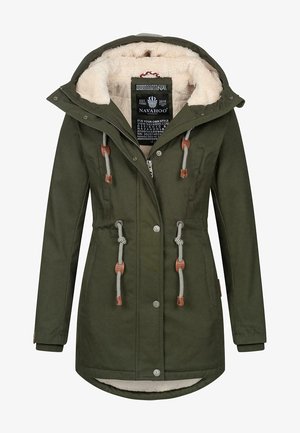 Groene parka jas met schapenwol voering, trekkoorden en leren accenten. Beschikt over een ritssluiting en twee zijzakken.