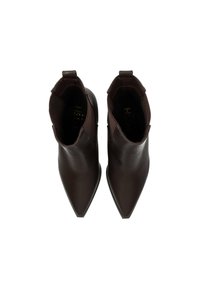 Bottines en cuir marron avec un bout pointu, une texture lisse, des panneaux latéraux élastiques et des tirettes pour un enfilage facile. Design classique.