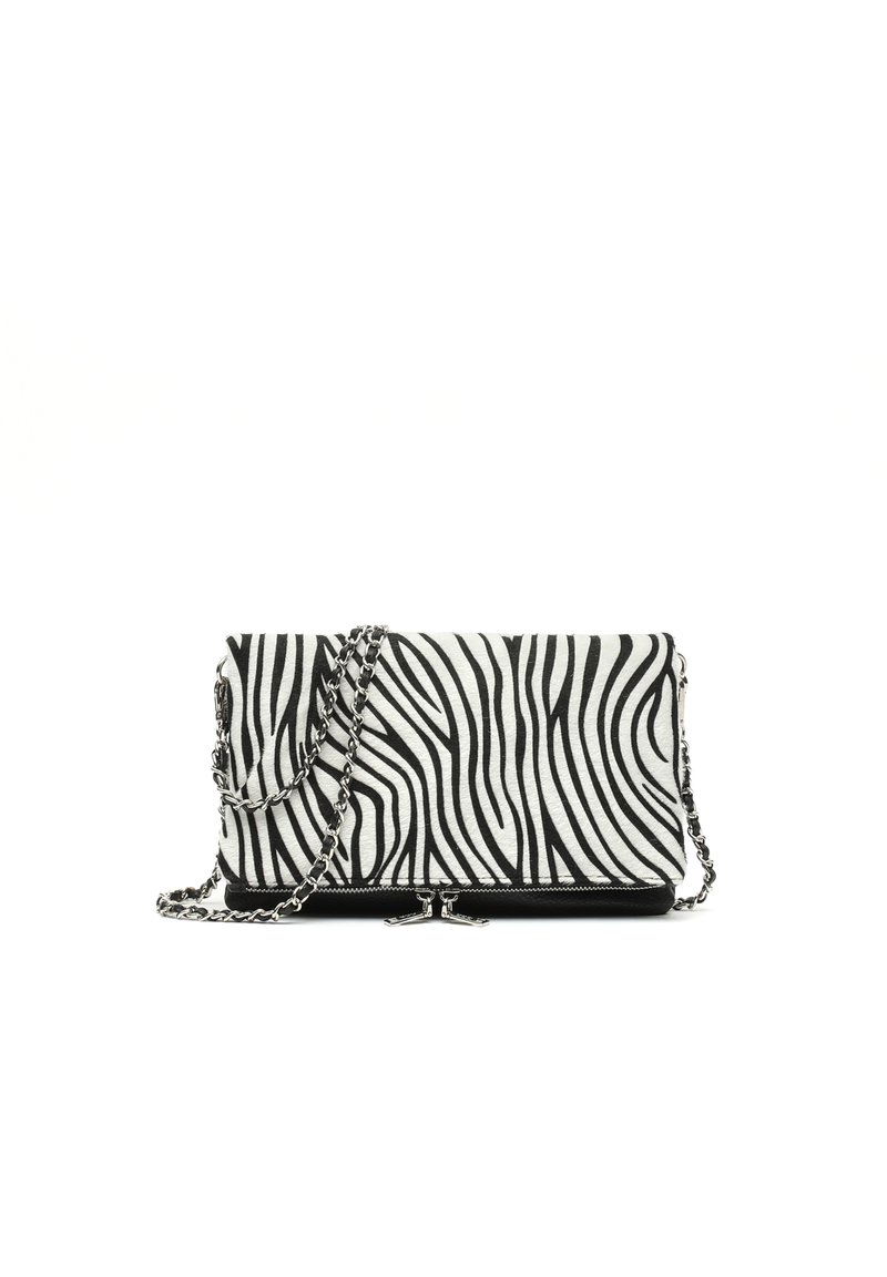 Borsa a handbag con stampa zebra in bianco e nero, superficie testurizzata, tracolla in argento e chiusura con zip sulla parte superiore.