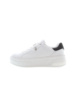 Weißer Sneaker mit Obermaterial aus glattem Leder, strukturiertem schwarzen Akzent auf der Rückseite, Schnürdesign, klobiger weißer Sohle und metallic Logo-Detail.