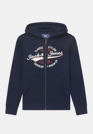 Marineblå lynlåstrøje med forlommer, hætte og hvidt og rødt "Jack & Jones"-logo og tekst på brystet.
