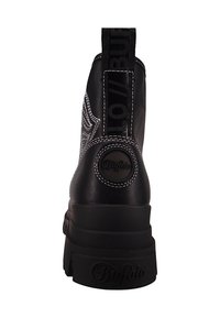 Musthave mustad mustadega, valge õmbluse, tekstureeritud tallaga ja silmatorkava musta tõmbluku, mille tagaküljel on "BUFFALO" logo.