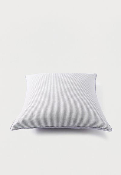 Ορθογώνιο μαξιλάρι με λεπτές κάθετες μπλε και λευκές ρίγες σε ανοιχτό φόντο.