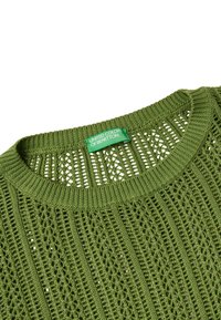 Grönstickad tröja med ett löst virkat mönster, ribbad halsringning och etikett med texten "United Colors of Benetton."