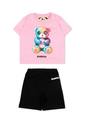 Maglietta rosa a maniche corte per bambino piccolo con stampa colorata di orsacchiotti e pantaloncini neri, entrambi con il logo "BARROW".