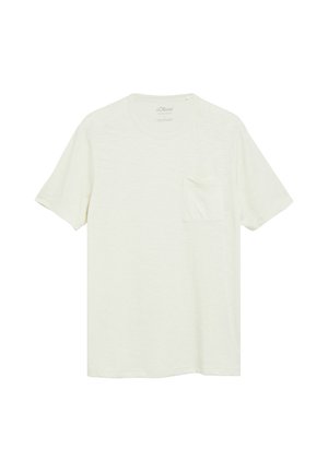 Gładki biały t-shirt z krótkim rękawem, okrągłym dekoltem i małą kieszonką na lewej piersi, rozłożony płasko na białym tle.