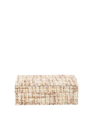 Panier rectangulaire tressé avec couvercle, présentant des fibres beiges et brun clair texturées dans un motif à carreaux.