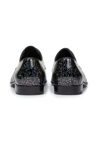 Scarpe nere in vernice con una finitura olografica testurizzata e accenti laterali elastici. Design a tacco basso con una silhouette elegante.