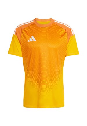 Adidas sportshirt in fel oranje en geel, met een gradientpatroon, korte mouwen, ronde hals en drie witte strepen op de schouders.