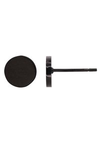 Boucle d'oreille en métal noir en forme de cercle avec une surface lisse et un tige en métal brillant. Le dos est plat et large pour un port sécurisé.