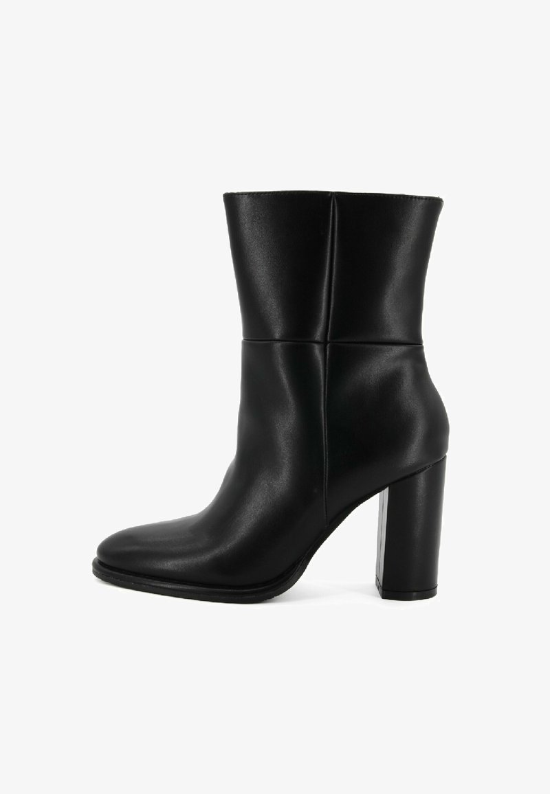 Stivale alla caviglia in pelle nera con punta arrotondata, design senza cuciture e tacco alto e massiccio. Texture liscia con dettagli minimi.