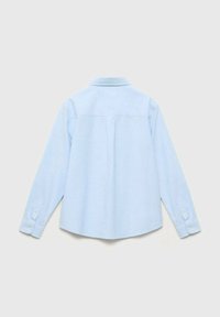 Světle modrá košile na knoflíky s límečkem, dlouhými rukávy, rovním spodním lemem a jednoduchým designem bez viditelných vzorů nebo akcentů.