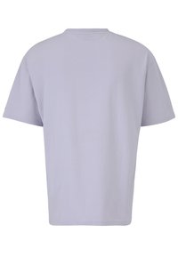 Camiseta de algodón lila, de mangas cortas, cuello redondo, corte rectángulo, textura suave, sin gráficos ni acentos visibles, vista trasera lisa.