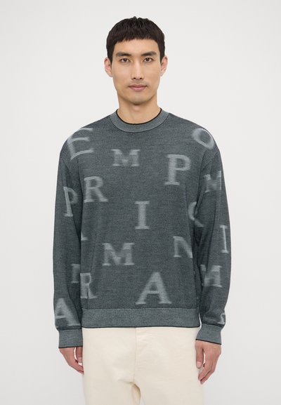 Maglione grigio con una texture a coste, caratterizzato da un motivo di lettere grigie chiare ripetuto. Collo a giro e maniche lunghe. Design semplice.