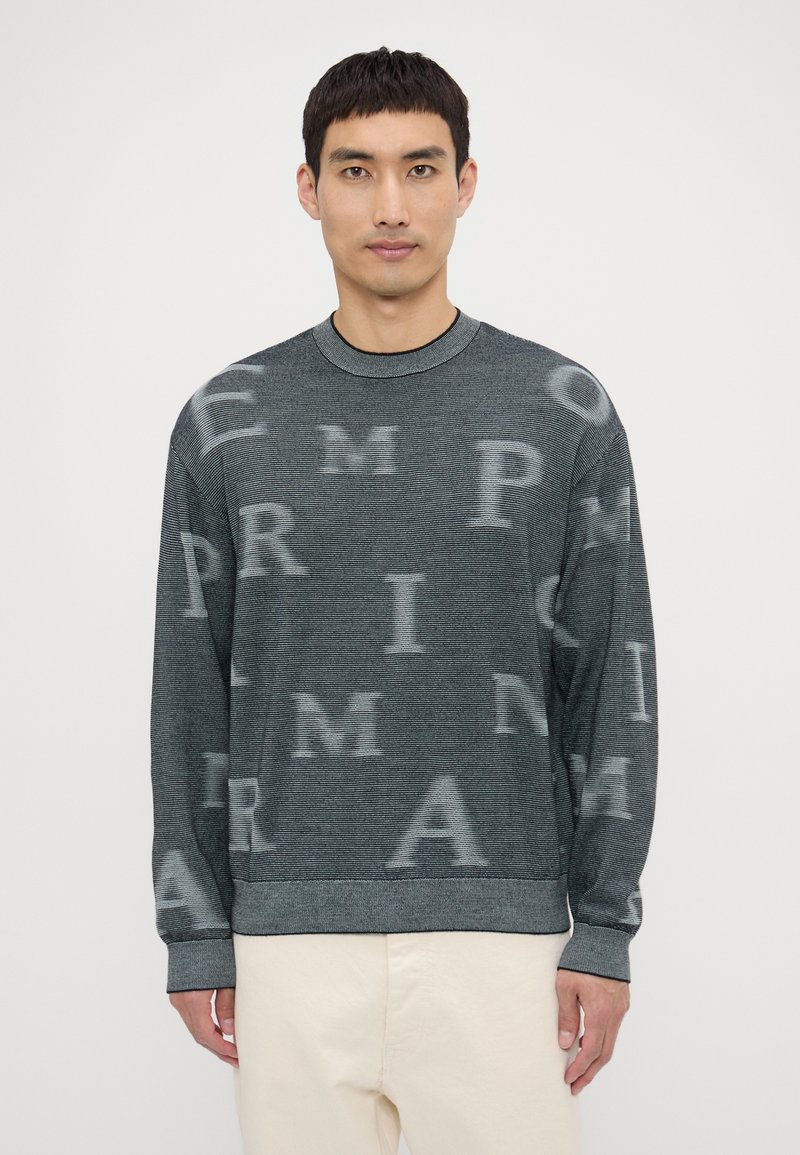 Maglione grigio con una texture a coste, caratterizzato da un motivo di lettere grigie chiare ripetuto. Collo a giro e maniche lunghe. Design semplice.