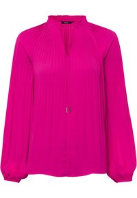 Blouse fuchsia avec de longues manches plissées. Présente un col haut avec une ouverture en forme de trou de serrure et des cordons de serrage avec des embouts métalliques. Texture lisse.
