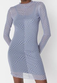 Robe à manches longues en tissu léger bleu clair transparent avec un motif à carreaux. Caractérisée par un col haut et une coupe près du corps.