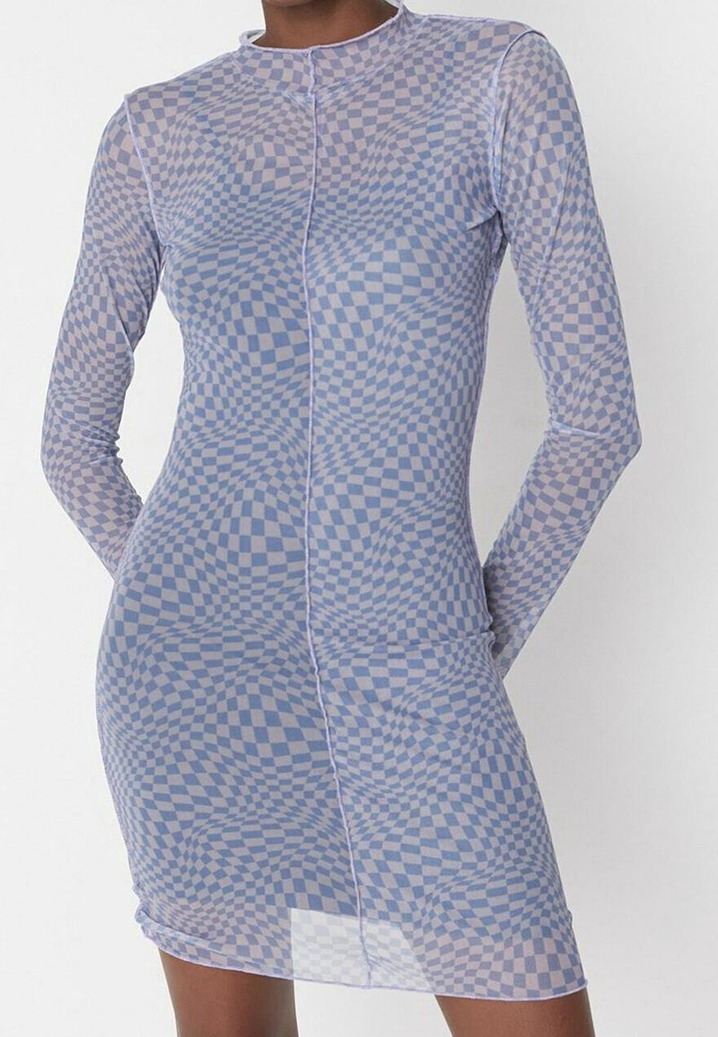 Robe à manches longues en tissu léger bleu clair transparent avec un motif à carreaux. Caractérisée par un col haut et une coupe près du corps.