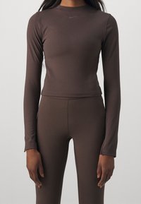 Nike Performance Långärmad tröja - brown