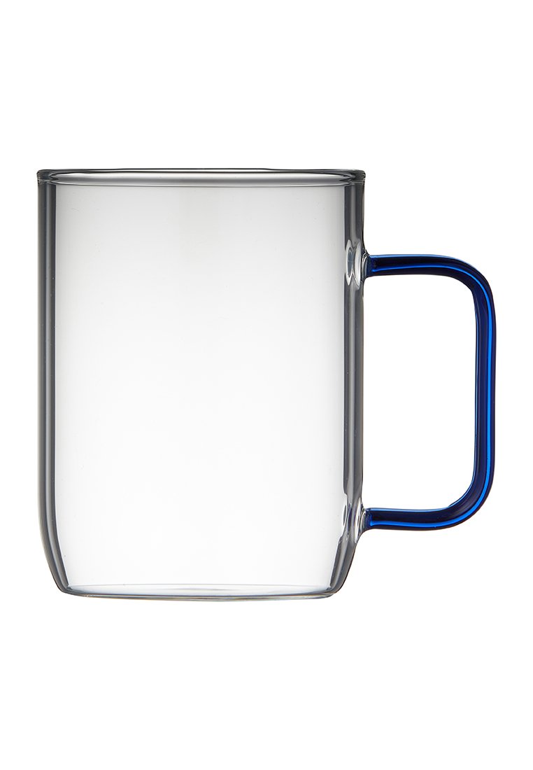 Przezroczysta szklanka o prostokątnym kształcie, z niebieskim plastikowym uchwytem i gładką powierzchnią. Brak wzorów i dodatkowych akcentów.