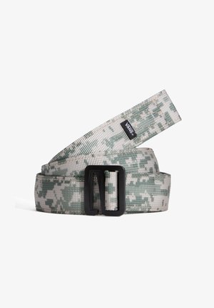 Maskovací pásek vyrobený z odolné látky v odstínech zelené a šedé. Obsahuje obdélníkovou černou kovovou přezku a prošité okraje.