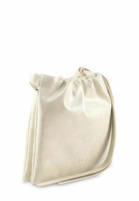 Sac de couleur crème en cuir synthétique, avec un design plissé, une bandoulière réglable et un logo en relief sur le bas de l'avant.