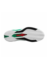 Schuhsohle mit weißem Grund, grünen Akzenten und roten Details. Strukturiertes schwarzes Gummi-Profil für Grip und Stabilität, mit einem Fischgrätenmuster.
