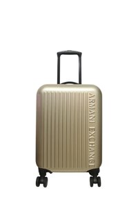 Maleta rígida dorada con diseño de ribetes verticales y logotipo en relieve de "Armani Exchange". Asa retráctil y cuatro ruedas negras.