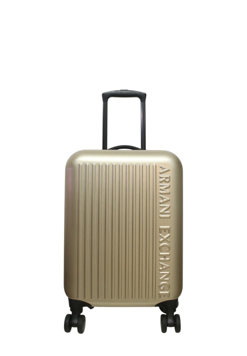 Maleta rígida dorada con diseño de ribetes verticales y logotipo en relieve de "Armani Exchange". Asa retráctil y cuatro ruedas negras.