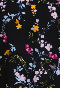 Tecido preto com um padrão floral, apresentando flores laranja, rosa e azuis, acentuadas por folhas verdes e detalhes em glitter dourado.