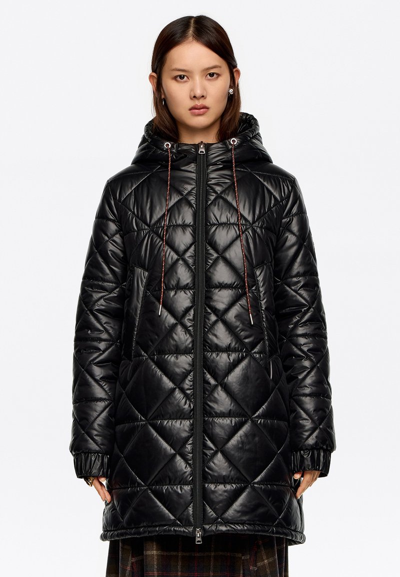 Czarna pikowana kurtka z kapturem, wyposażona w zamek błyskawiczny, sznurki do regulacji i prążkowane mankiety. Gładki, błyszczący materiał z wzorem w romby.