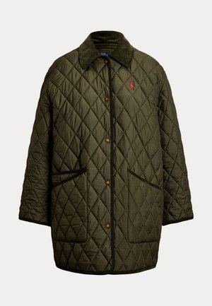 Gewatteerde olijfgroene jas met drukknopen, corduroy kraag, twee grote voorzakken en klein rood geborduurd logo op de borst.