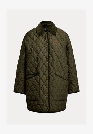 Gewatteerde olijfgroene jas met drukknopen, corduroy kraag, twee grote voorzakken en klein rood geborduurd logo op de borst.