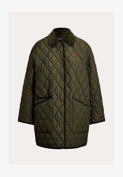 Tikandusega oliivroheline jakk snap-nuppudega, sametkraega, kahe suure esist taskuga ja väikese punase tikitud logoga rinnal.