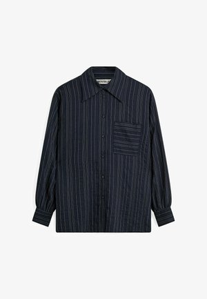 Marineblå skjorte med lodrette hvide og grønne striber, lange ærmer, spids krave og en lomme på venstre bryst.