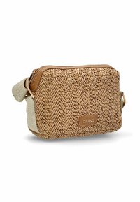 Bolsa tejida de color topo con forma rectangular, acentuada por un lado de tela beige y un zipper de cuero marrón. Presenta un parche con el logo en la parte frontal.