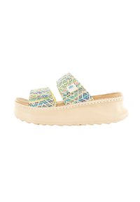 Chanclas de playa coloridas con diseño, con dos correas anchas, una suela gruesa color beige y una suela negra texturizada para mayor agarre. Branding mínimo visible.