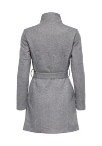Cappotto grigio in lana con colletto alto, vita con cintura, maniche lunghe e una texture liscia; presenta un design sagomato e aderente.