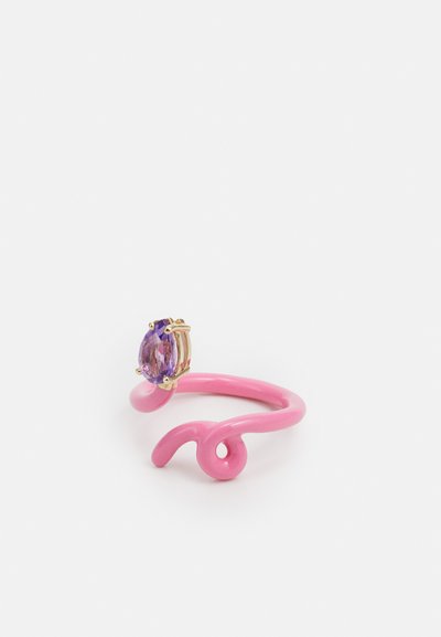 Inel metalic roz cu un design ondulat, având o piatră prețioasă ovală de culoare violet montată în accesorii de ton auriu. Textură netedă, construcție ușoară.